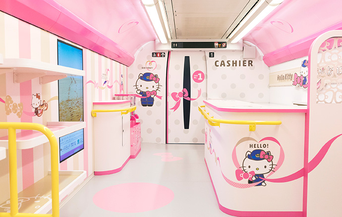 Shinkansen Hello Kitty trang trí theo mô típ Hello Kitty, bao gồm cả nội thất bên trong tàu, rất nhiều ghế màu hồng, tím và hồng phấn đáng yêu, khu vực để hành lý và thậm chí cả cửa hàng lưu niệm, toàn bộ đều là hình Hello Kitty.